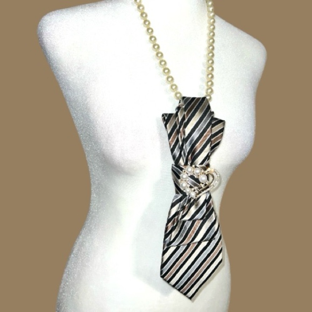“Dainty Dapper”Elegant Striped necktie Necklace with heart brooch - Picture 5 of 6